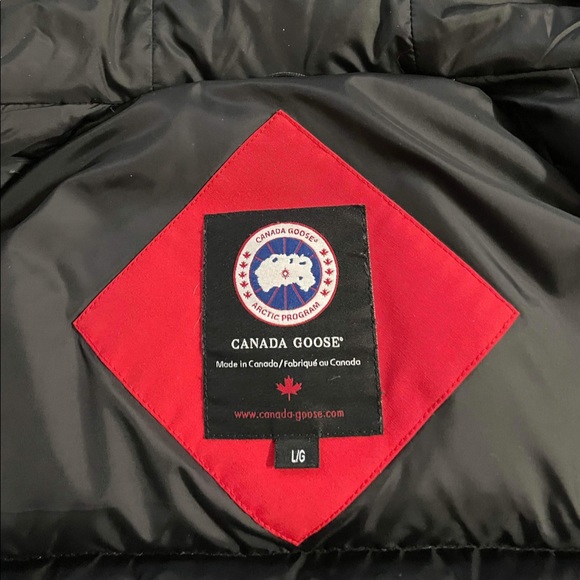 Selling red Canada goose jacket bought worn 2 or 3 times fairly new and comfy - Picture 3 of 9